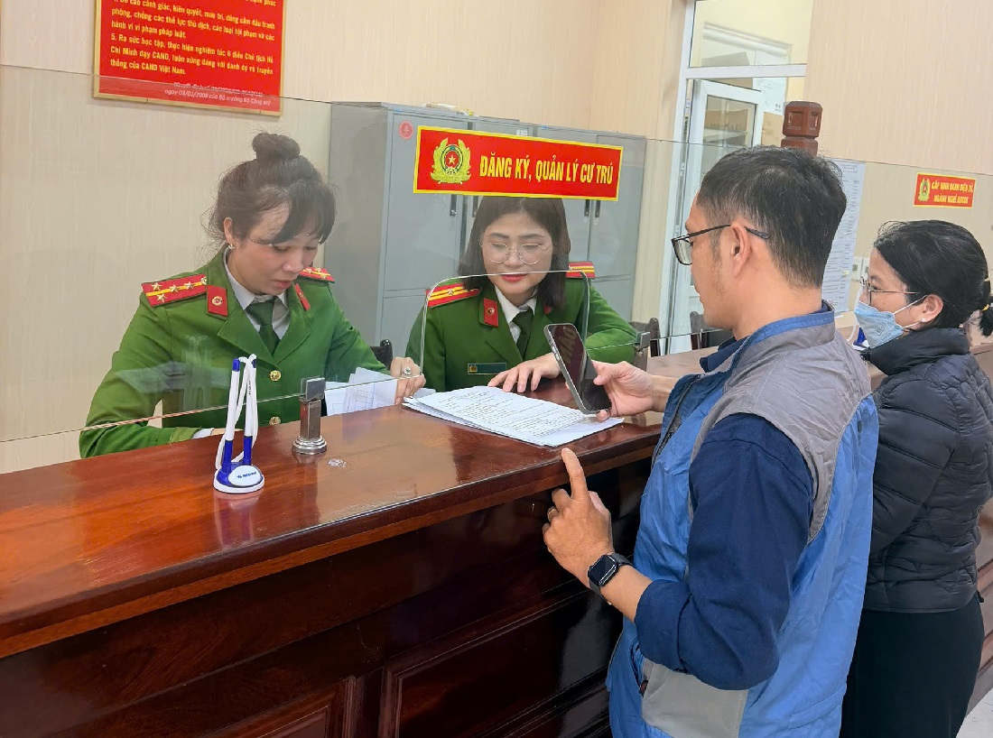 Cán bộ Công an phường Trường Vinh hướng dẫn người dân thực hiện thủ tục đăng ký, quản lý cư trú tại bộ phận tiếp nhận hồ sơ