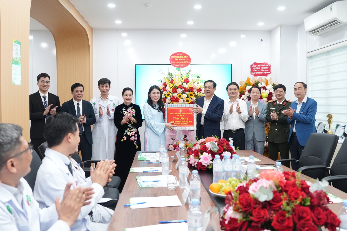 Chủ tịch UBND tỉnh Võ Trọng Hải và đoàn công tác chúc mừng đội ngũ y, bác sĩ Bệnh viện Mắt Sài Gòn - Vinh