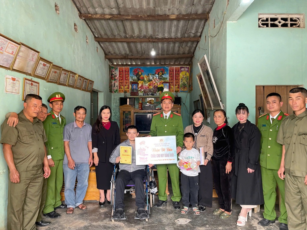 Công an xã Tân An nhận nuôi cháu Chu Huy Đăng Khôi