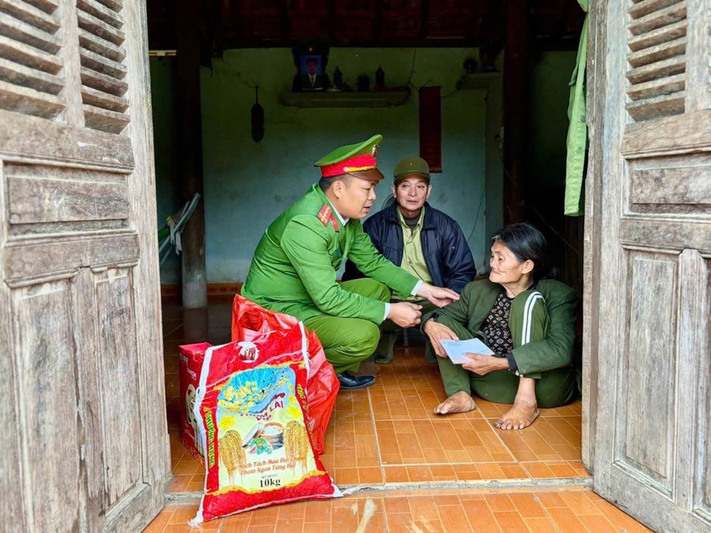 Quà tặng thể hiện sự quan tâm, sẻ chia, góp phần mang đến niềm vui cho hộ nghèo vào dịp Tết Nguyên đán