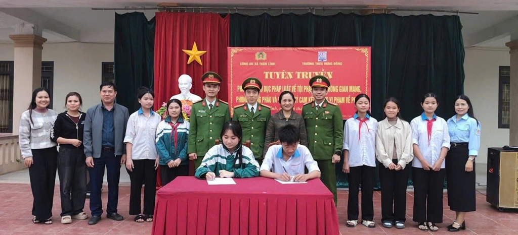 Học sinh ký cam kết không sản xuất, mua bán, tàng trữ, sử dụng trái phép pháo nổ