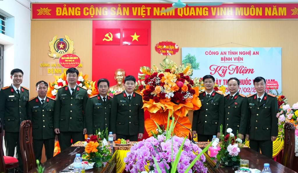 Đồng chí Đại tá Trần Hồng Quang - Phó Giám đốc Công an tỉnh chúc mừng Bệnh viện Công an tỉnh