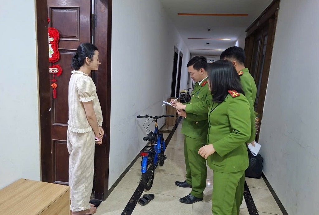 Công an phường Vinh Hưng kiểm tra cư trú và quản lý nhân hộ khẩu
