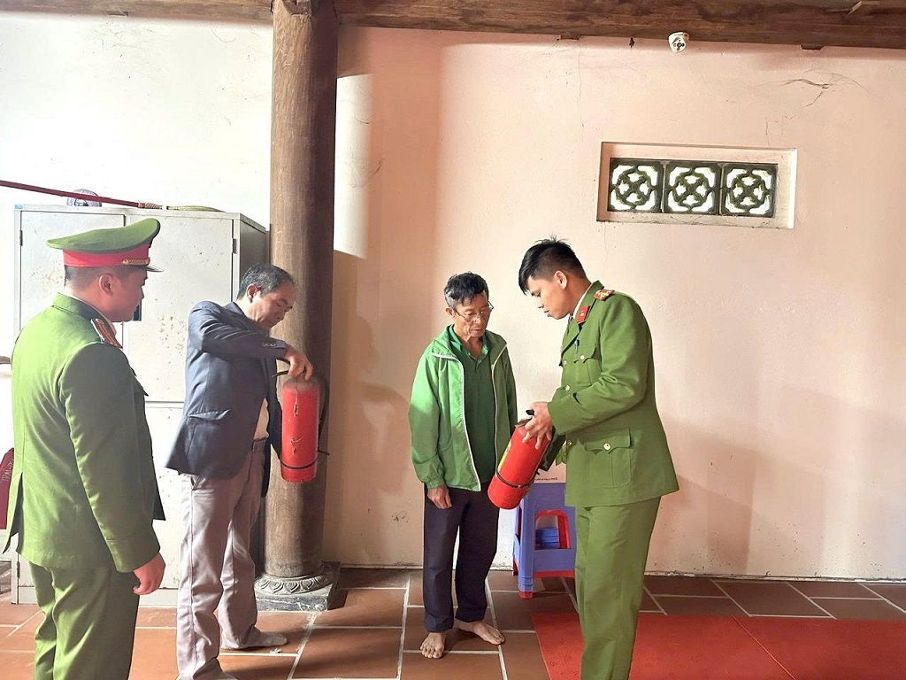 Cán bộ Phòng Cảnh sát PCCC & CNCH Công an tỉnh hướng dẫn ban bảo vệ điểm lễ hội, cơ sở tín ngưỡng sử dụng bình chữa cháy 