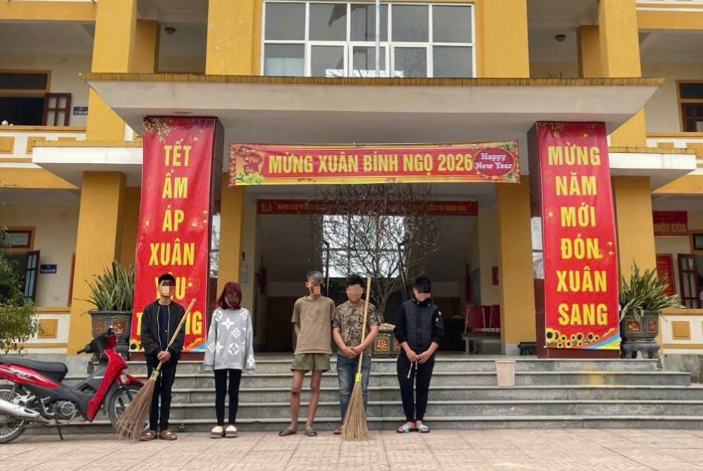 Nhóm thanh niên bị triệu tập 