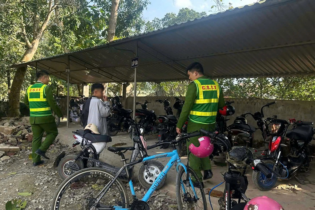 Công an xã Mường Quàng kiểm tra tại khu vực trường học