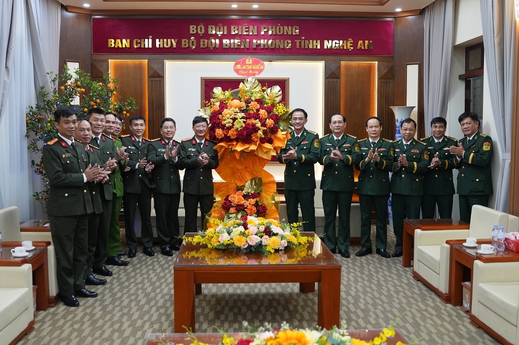 Thay mặt Đảng ủy, Lãnh đạo Công an tỉnh, đồng chí Đại tá Trần Ngọc Tuấn - Phó Giám đốc Công an tỉnh tặng hoa chúc mừng Ban Chỉ huy Bộ đội Biên phòng tỉnh nhân Ngày truyền thống