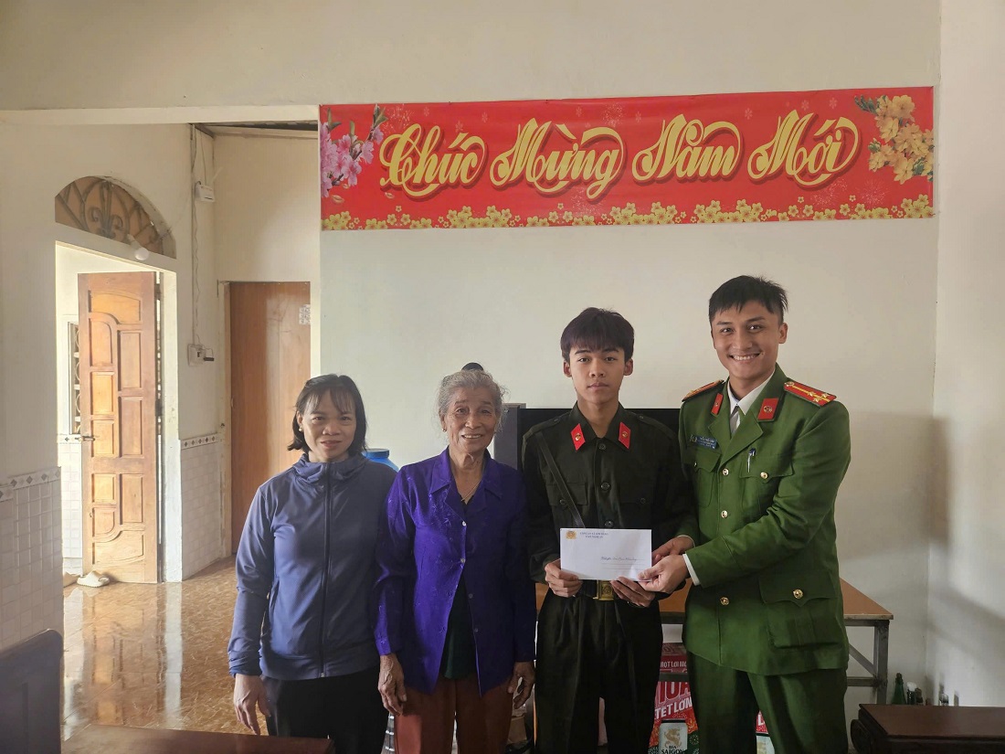 Công an phường Tân Mai và Công an xã Kim Bảng tặng quà động viên tân binh trước khi lên đường thực hiện nhiệm vụ