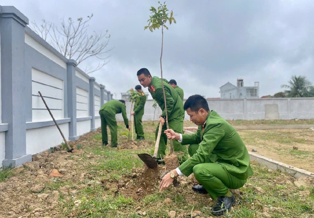 Cán bộ, chiến sĩ Công an xã tích cực hưởng ứng Tết trồng cây