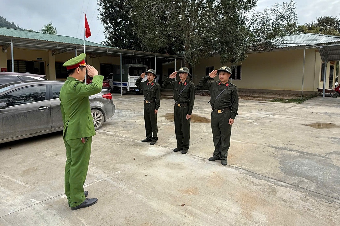 Công an xã tập luyện động tác điều lệnh đội ngũ tay không cơ bản cho thanh niên