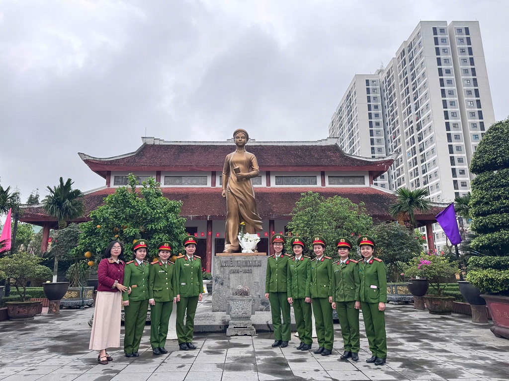 Cán bộ, hội viên Công an phường Vinh Phú chụp ảnh lưu niệm trước tượng đồng chí Nguyễn Thị Minh khai tại Nhà lưu niệm