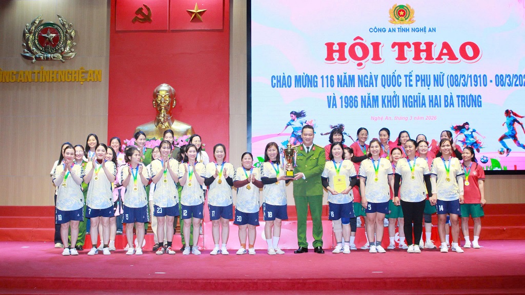 Đồng chí Đại tá Nguyễn Đức Cường, Ủy viên Ban Thường vụ Đảng ủy, Phó Giám đốc Công an tỉnh trao cúp vô địch môn kéo co tặng đội tuyển Phòng Cảnh sát cơ động