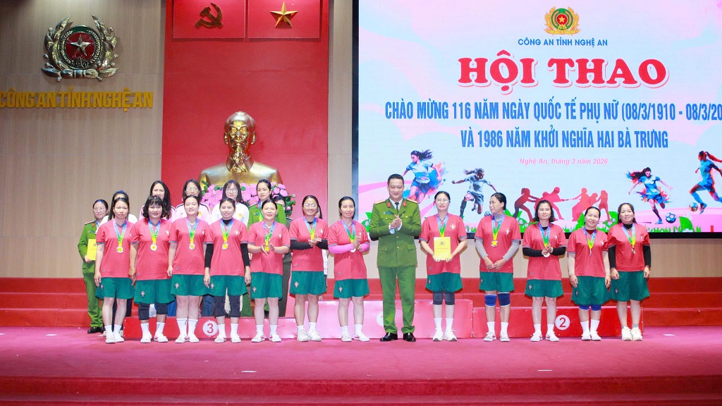 Đồng chí Đại tá Nguyễn Đức Cường, Ủy viên Ban Thường vụ Đảng ủy, Phó Giám đốc Công an tỉnh trao giải Nhì môn kéo co tặng đội tuyển Phòng Hậu cần