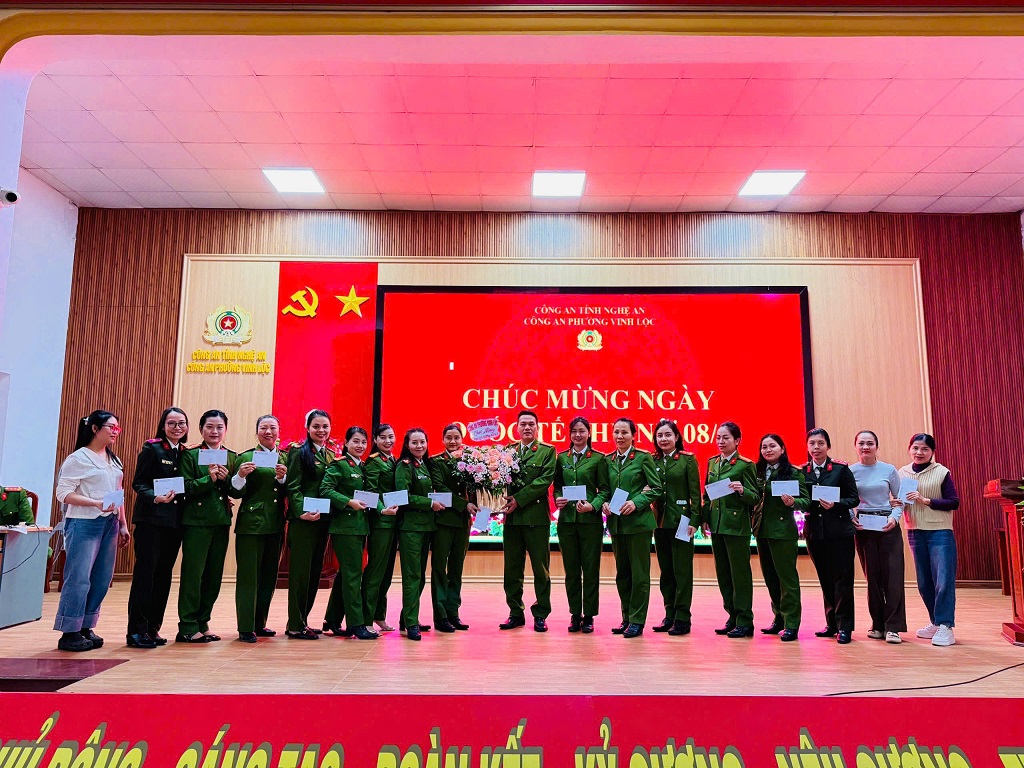 Chỉ huy Công an phường Vinh Lộc chúc mừng và ghi nhận, biểu dương tinh thần trách nhiệm, sự nỗ lực của cán bộ, hội viên Chi hội Phụ nữ trong thực hiện nhiệm vụ