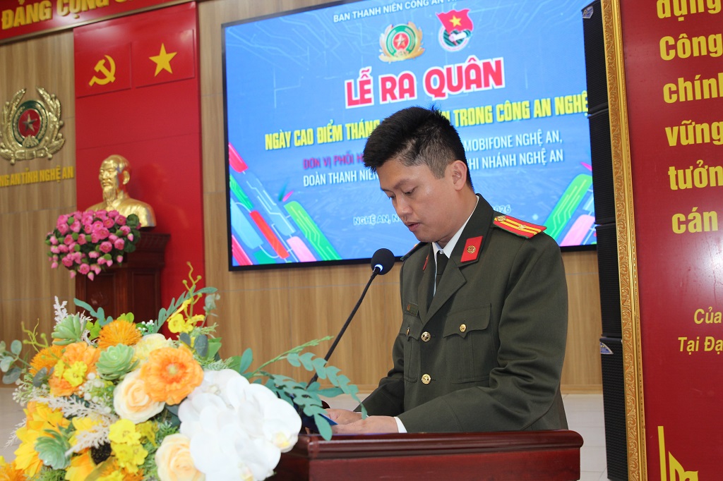Đồng chí Thiếu tá Nguyễn Đình Khánh, Trưởng ban Thanh niên Công an tỉnh phát biểu ra quân
