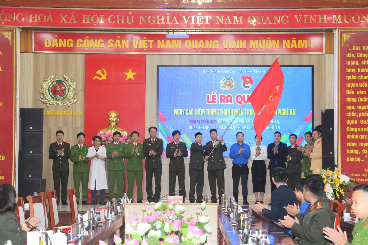 Đại biểu thực hiện nghi thức trao cờ phát động