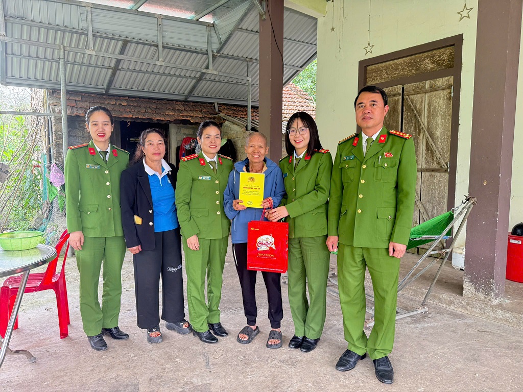 Chi hội Phụ nữ Công an xã Vạn An tặng quà Bà mẹ Việt Nam anh hùng và phụ nữ mắc bệnh hiểm nghèo, phụ nữ có hoàn cảnh khó khăn