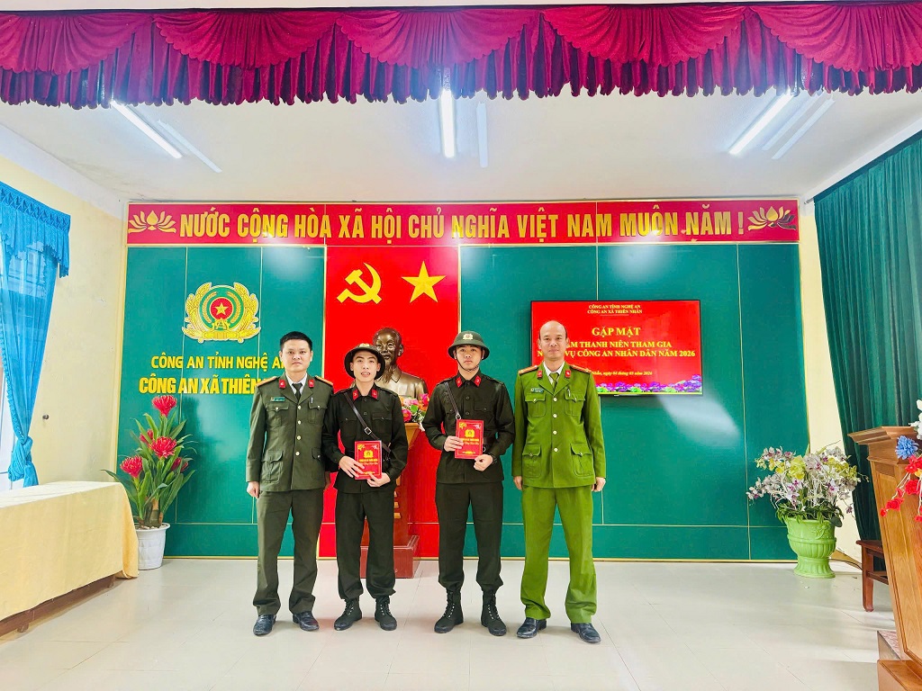 Công an xã Thiên Nhẫn tặng quà thanh niên lên đường thực hiện nghĩa vụ tham gia Công an nhân dân 