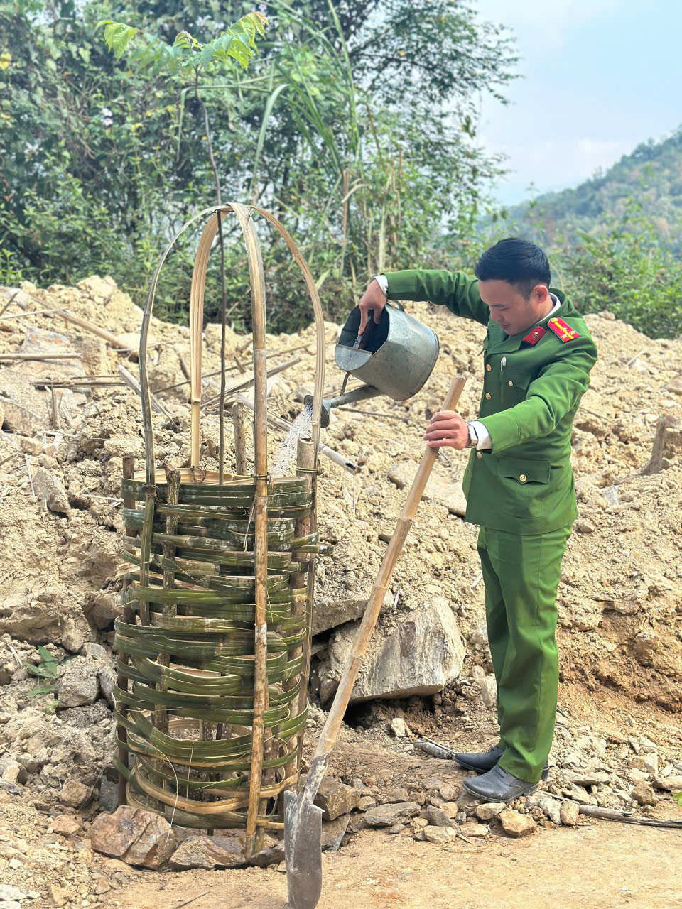 Công an xã Hữu Khuông hưởng ứng chương trình “Tết trồng cây”