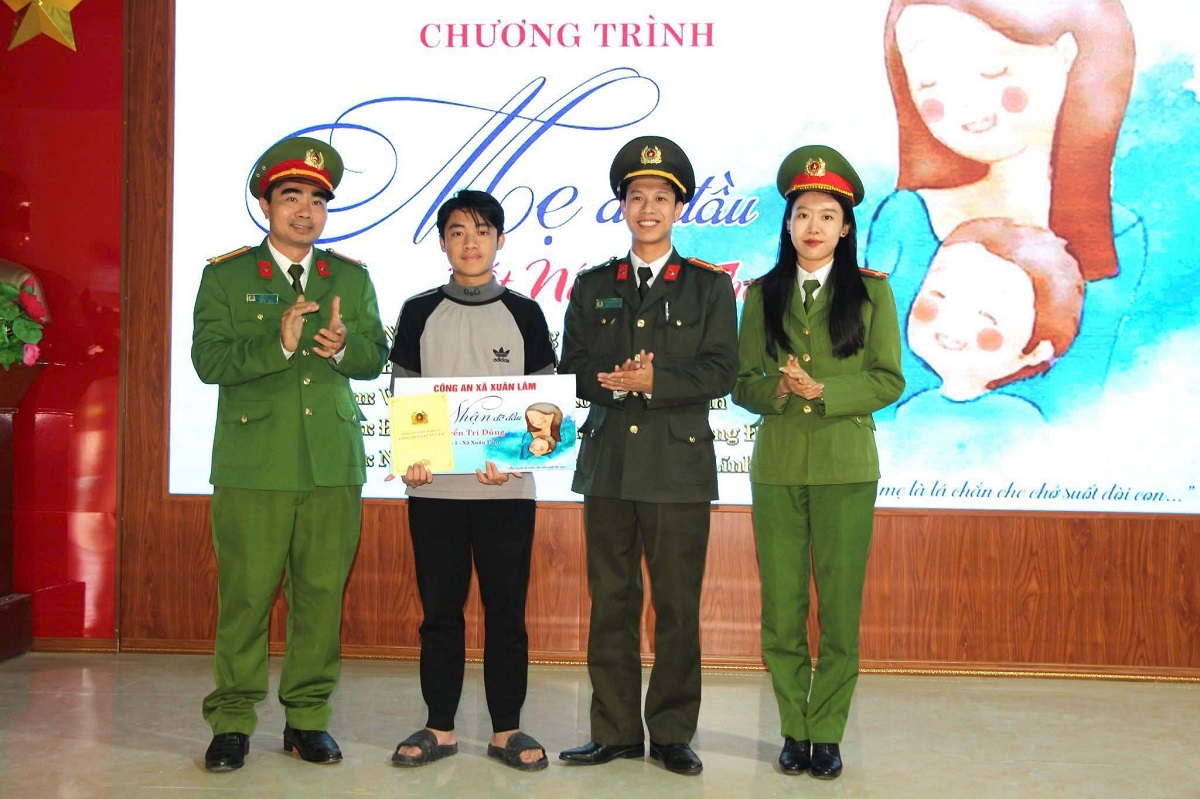 Hằng năm Công an xã Xuân Lâm sẽ hỗ trợ em Dũng số tiền 6.000.000 đồng