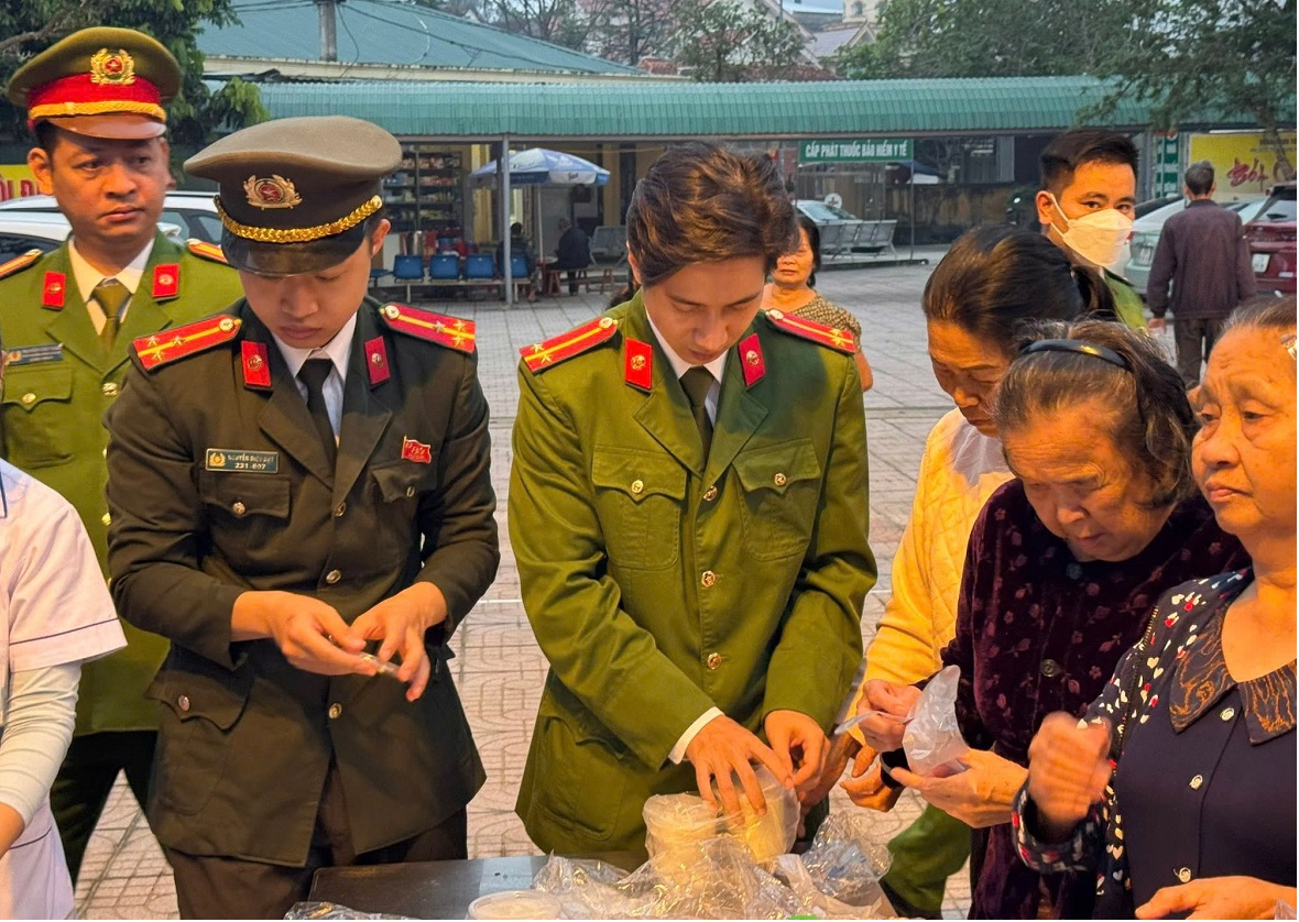 Chi đoàn Công an xã Xuân Lâm trao hơn 200 bát cháo tới tay bệnh nhân