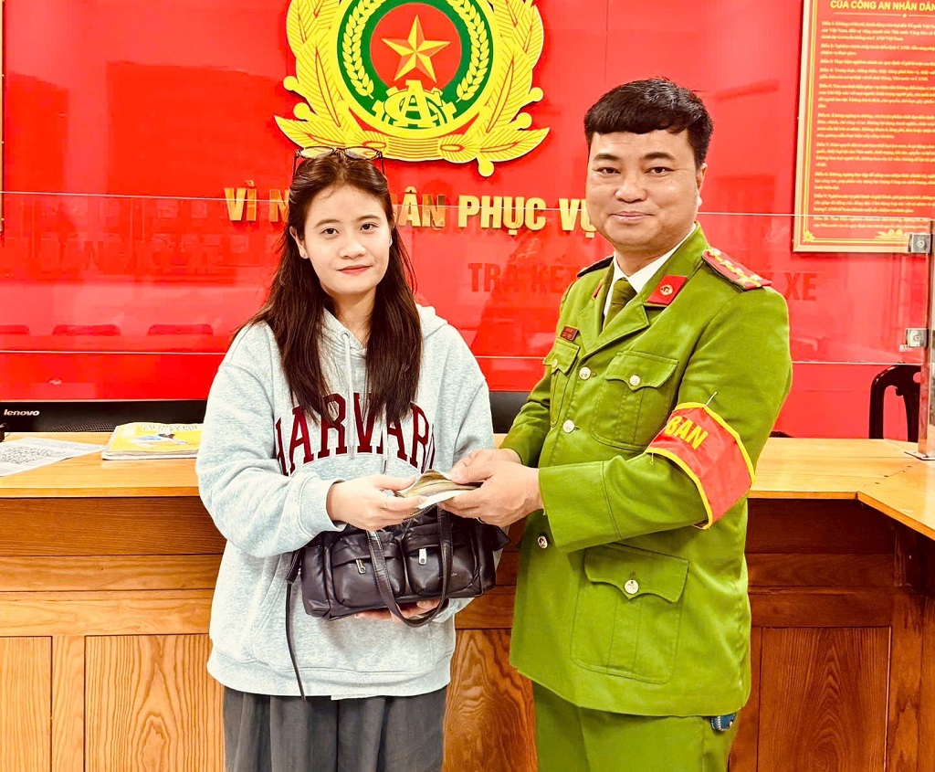Công an phường Vinh Phú trao trả tài sản cho chị Thạch