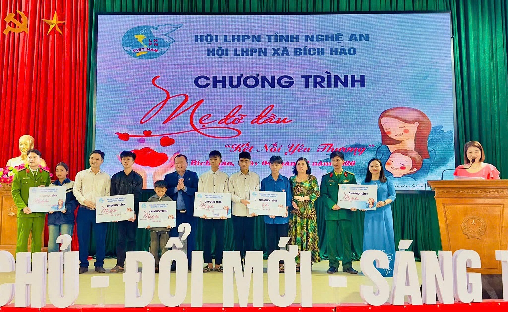 Công an xã Bích Hào nhận đỡ đầu cháu Đậu Thị Thanh Xuân