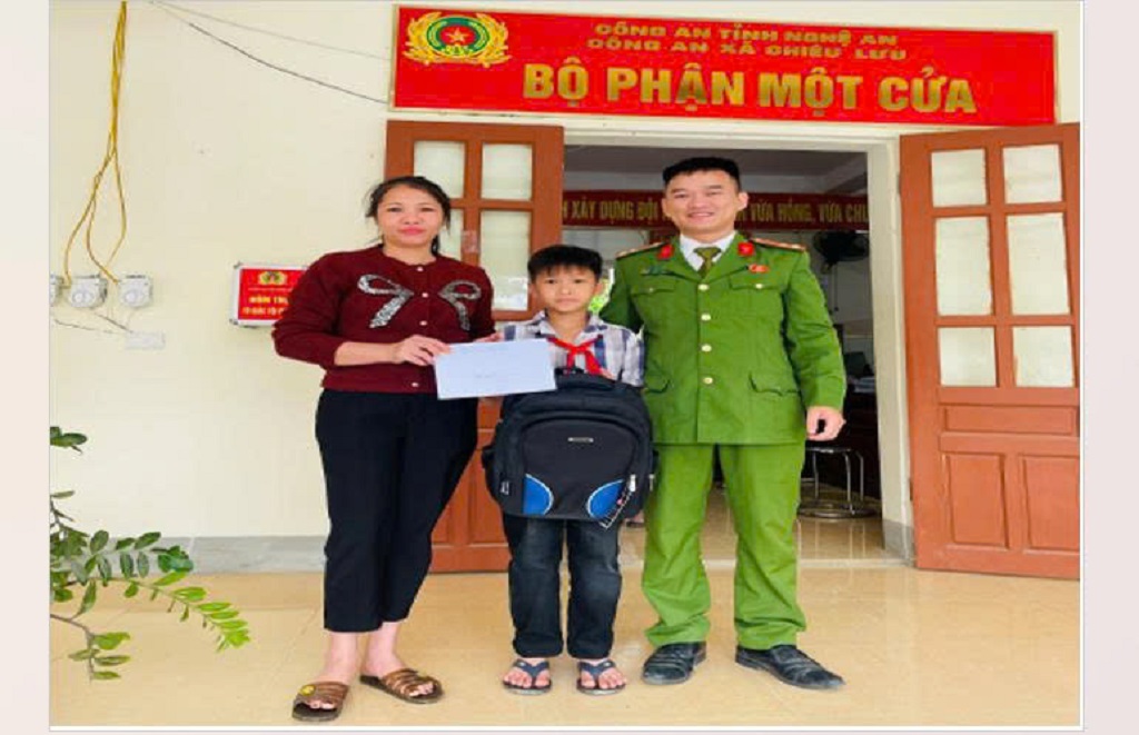  Công an xã Chiêu Lưu thăm, tặng quà em Đậu Vi Thành - “Con nuôi Công an xã”