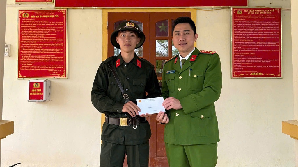 Công an xã Huồi Tụ tặng quà công dân tham gia thực hiện nghĩa vụ CAND