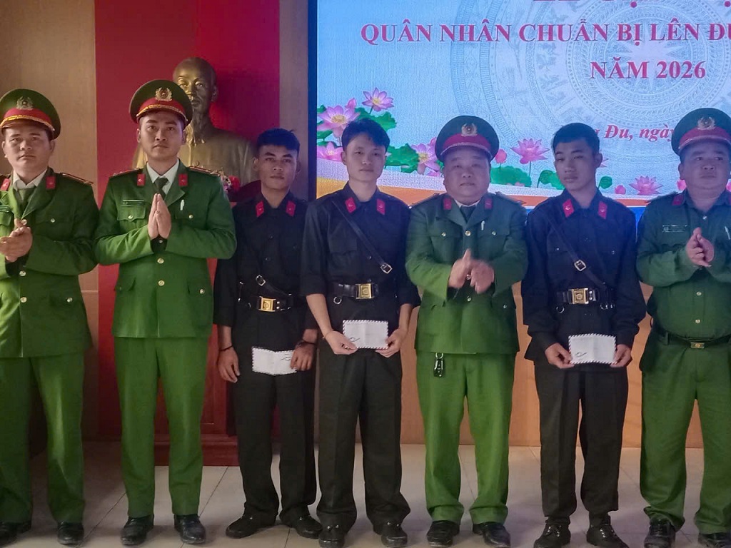 Công an xã Keng Đu tặng quà động viên công dân tham gia nghĩa vụ CAND