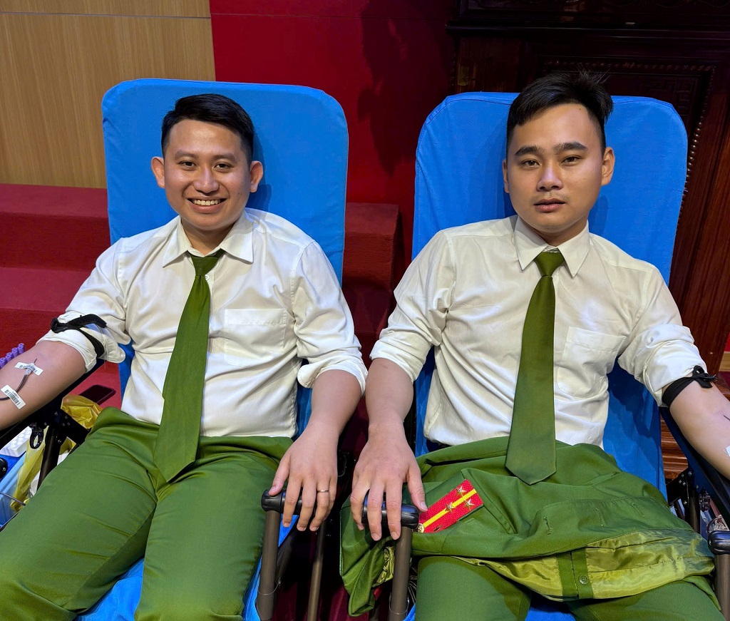 Cán bộ, chiến sĩ Công an phường Vinh Lộc tích cực tham gia hiến máu tình nguyện