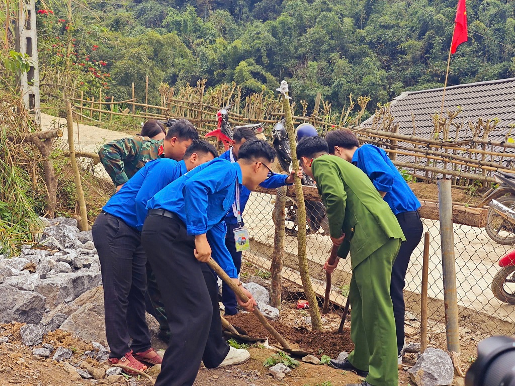 Công an xã Bắc Lý phối hợp với Đoàn Thanh niên xã trồng cây xanh tại khu vực trung tâm bản Phà Coóng