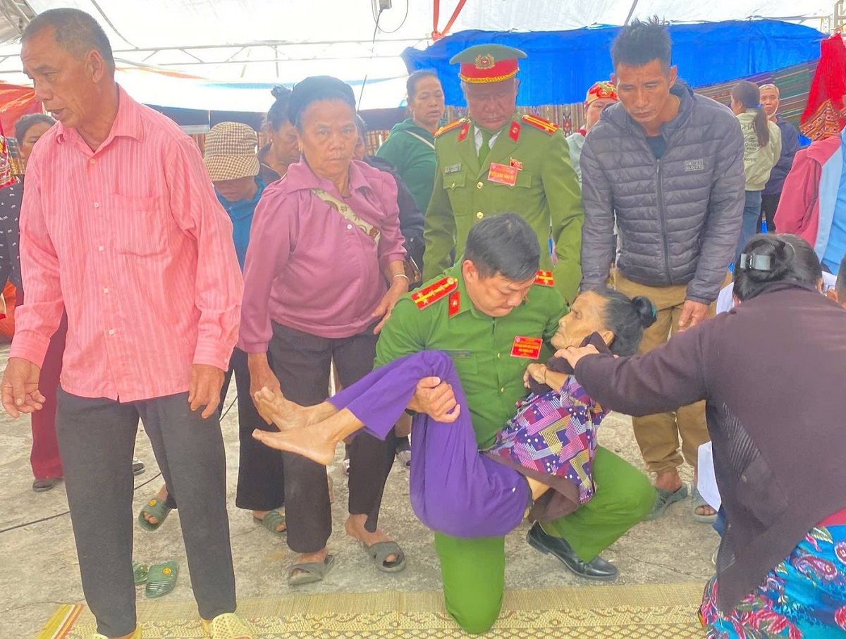 Công an xã Hữu Kiệm kịp thời đưa người dân đi cấp cứu