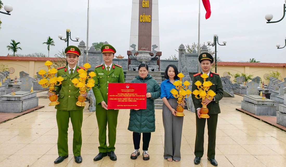 Công an xã Nghĩa Đồng vận động tài trợ, trao tặng 08 cặp đèn lắp đặt tại điểm thờ tự, di tích lịch sử văn hóa
