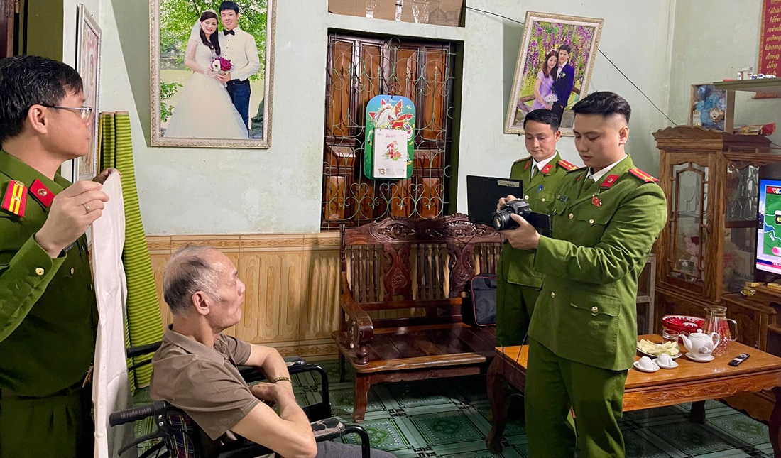 Công an xã Nghĩa Đàn tranh thủ ngoài giờ đến nhà cấp căn cước miễn phí cho công dân không có khả năng đi lại