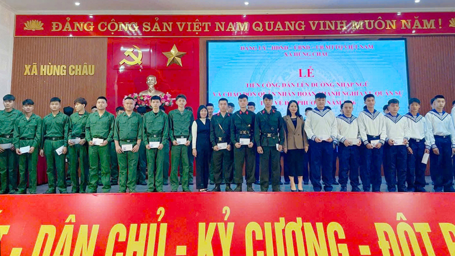 Đại diện Lãnh đạo UBND xã Hùng Châu gặp mặt công dân lên đường nhập ngũ và chào đón quân nhân, chiến sĩ hoàn thành nghĩa vụ trở về địa phương.