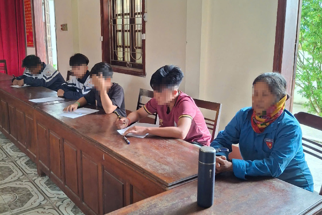 Học sinh viết cam kết không tái phạm