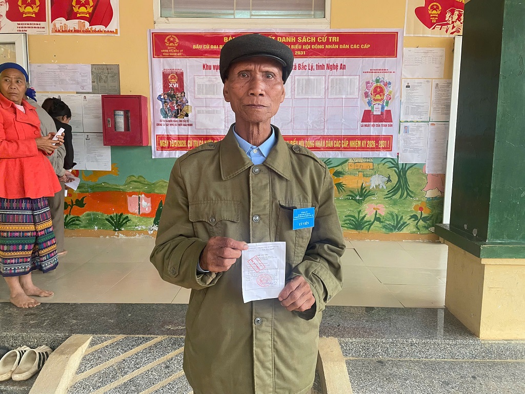Trong không khí trang trọng ngày bầu cử, ông Moong Phò Ven (SN 1950), người có uy tín ở bản Cha Nga, xã Bắc Lý là người đầu tiên thực hiện quyền công dân của mình, bỏ lá phiếu mở đầu cho Ngày hội của bà con dân bản 