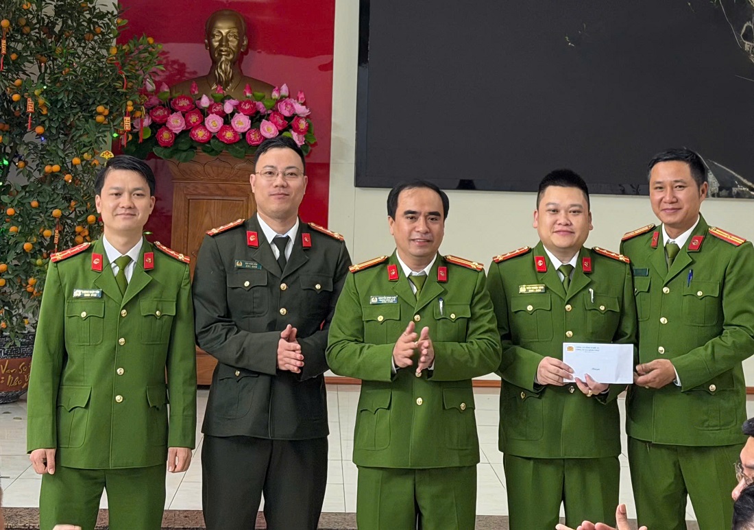 Công an xã trao thưởng tổ công tác
