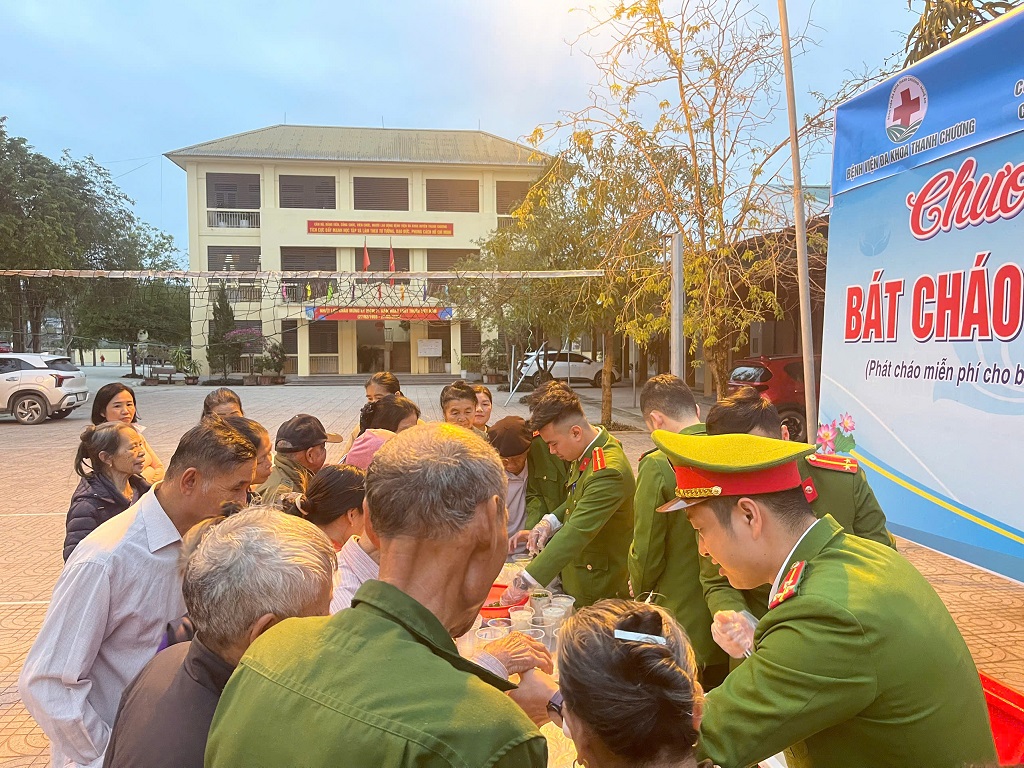 Chi đoàn Công an xã Sơn Lâm trao 350 bát cháo tới tay bệnh nhân 