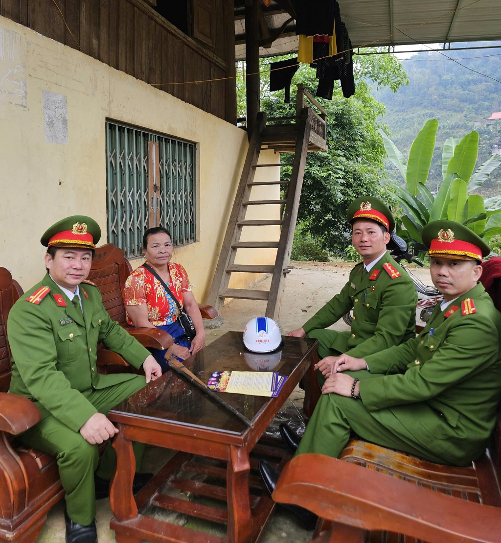 Nhân dân xã Lượng Minh tự nguyên giao nộp vũ khí, công cụ hỗ trợ