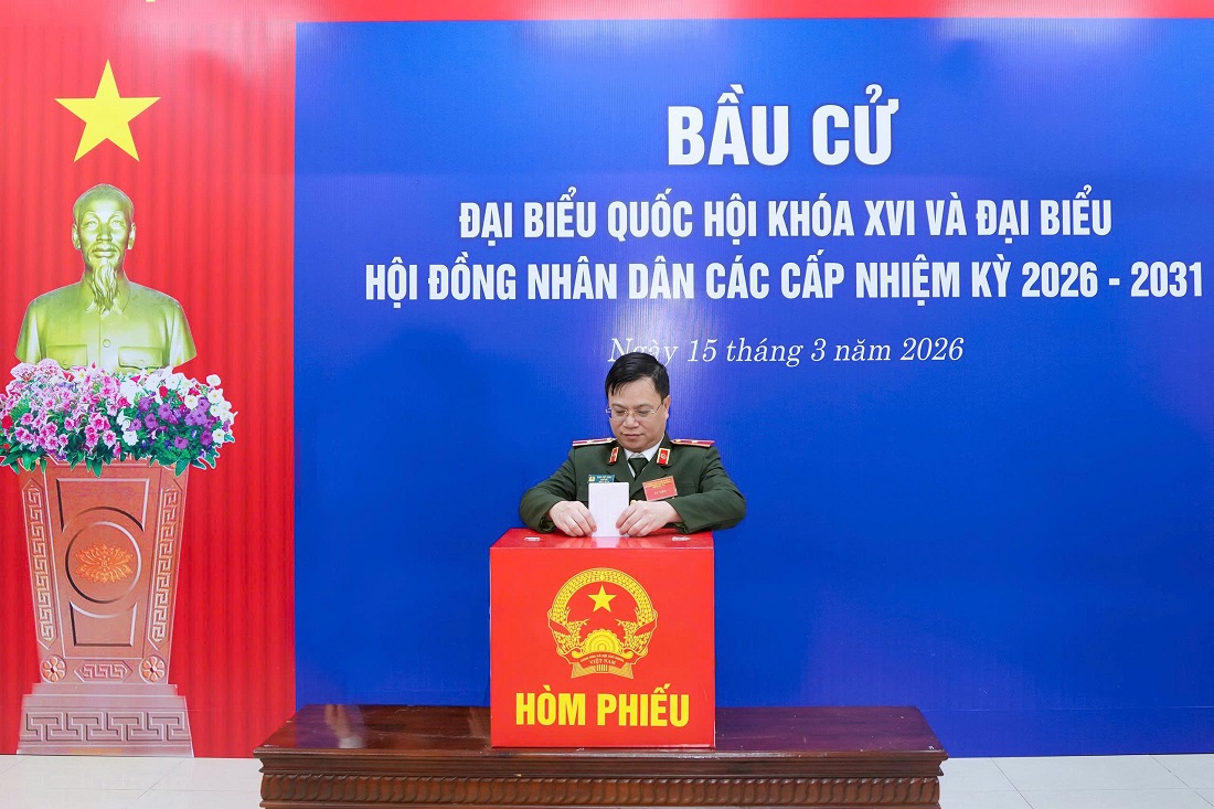 Đồng chí Thiếu tướng Đinh Việt Dũng - Ủy viên Ban Thường vụ Tỉnh ủy, Giám đốc Công an tỉnh bỏ phiếu bầu cử