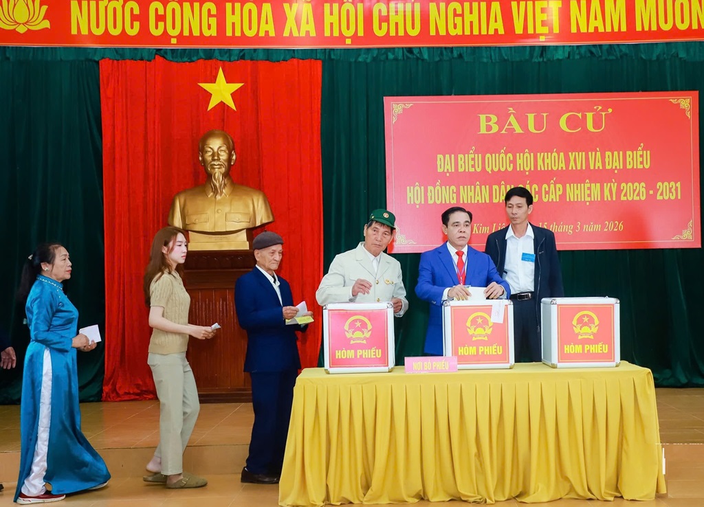 Chủ tịch UBND tỉnh Võ Trọng Hải bỏ phiếu bầu cử tại khu vực bỏ phiếu số 8, xóm Sen 2, xã Kim Liên
