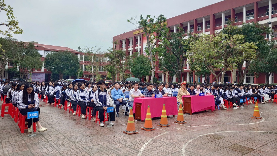 Đại biểu và đông đảo học sinh tham gia chương trình 