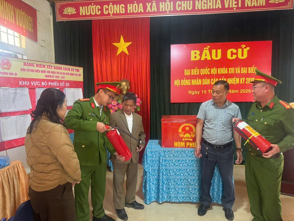 Công an phường Vinh Lộc phối hợp với Phòng Cảnh sát phòng cháy, chữa cháy và cứu nạn, cứu hộ hướng dẫn sử dụng bình chữa cháy đúng cách cho thành viên tổ bầu cử