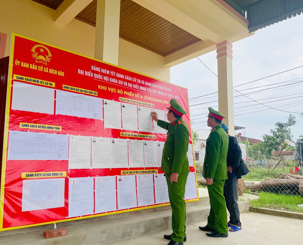 Công an xã Bích Hào phối hợp với lực lượng liên quan kiểm tra công tác chuẩn bị tại điểm bầu cử