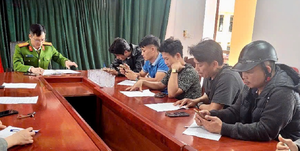 Công an xã hướng dẫn, tổ chức cho người dân ký cam kết
