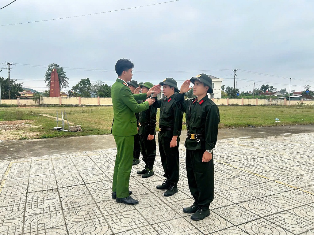 Công an xã hướng dẫn động tác điều lệnh cho tân binh