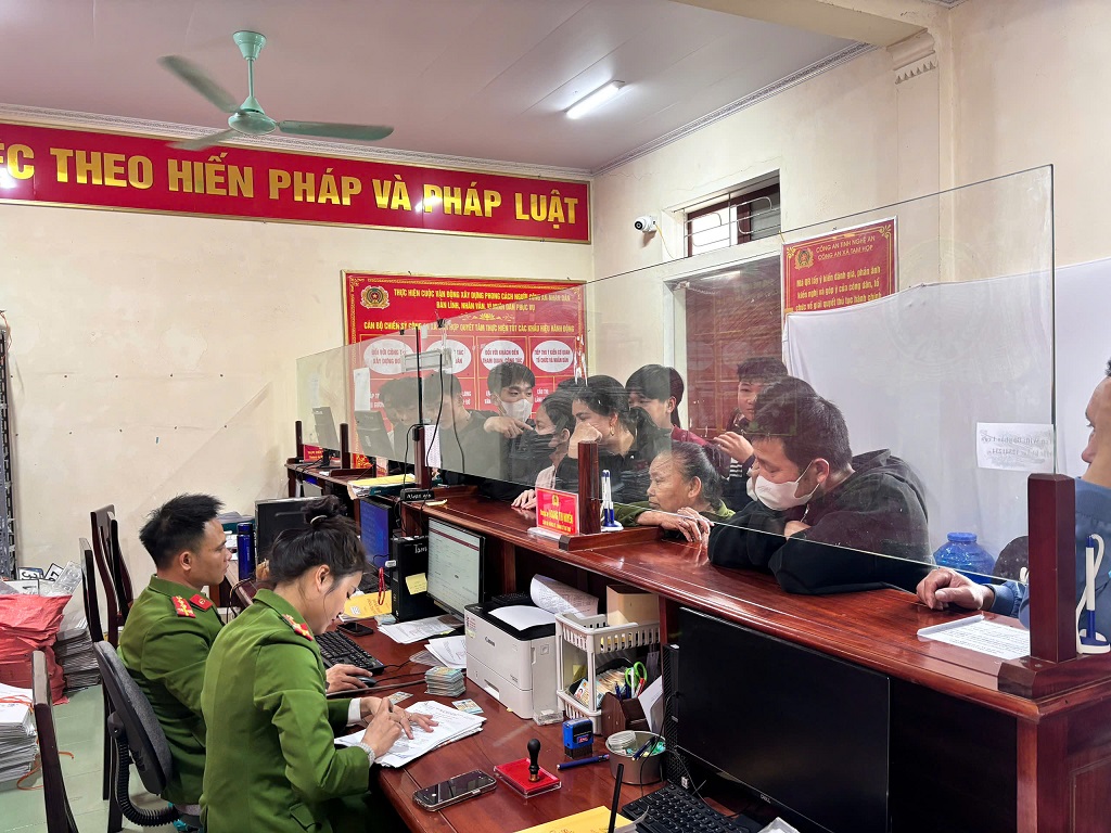 Công an xã tăng cường quân số đáp ứng nhu cầu người dân