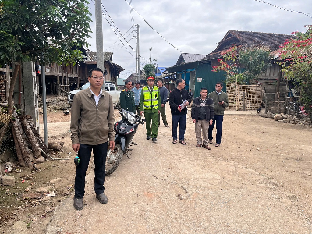 Công an xã Keng Đu phối hợp với ban, ngành, đoàn thể giải tỏa hành lang ATGT